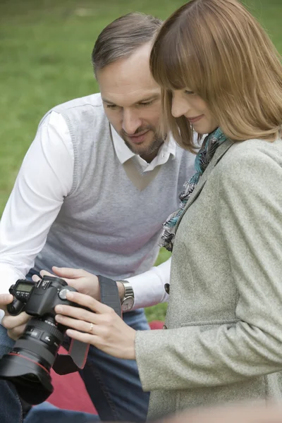 Couple with photo camera — Stock Photo, Image