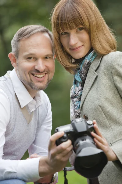 Mężczyzna i kobieta z aparatu fotograficznego — Zdjęcie stockowe