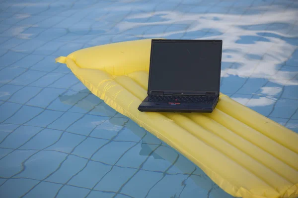 Laptop natação na piscina — Fotografia de Stock