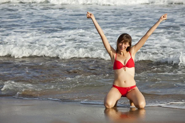 Mulher feliz na praia — Fotografia de Stock