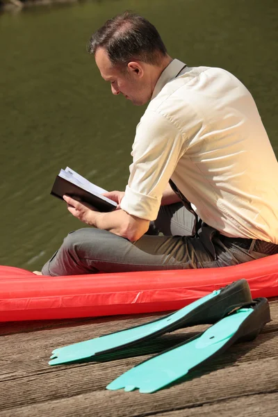 Mann liest seine Notizen — Stockfoto