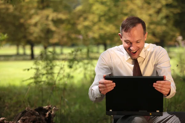 Empresário feliz com laptop — Fotografia de Stock