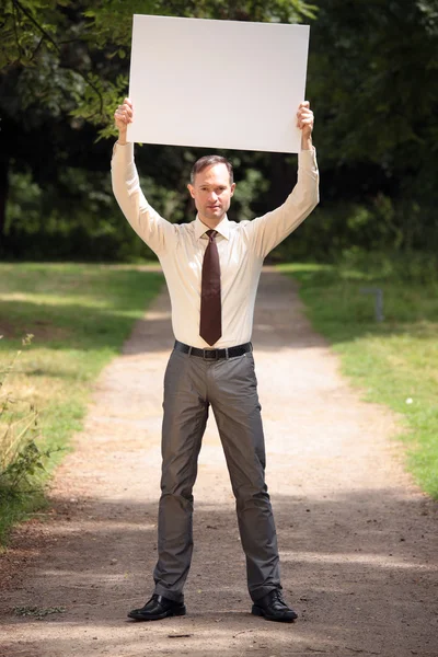 Hombre sosteniendo tablón de anuncios en blanco —  Fotos de Stock