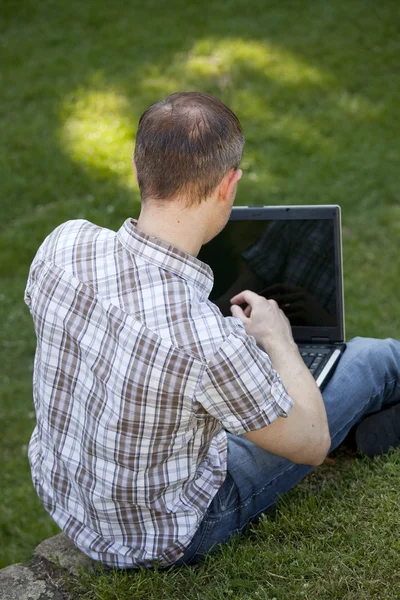 Trabalhando com laptop ao ar livre — Fotografia de Stock