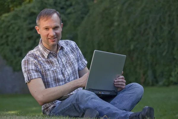 Man with computer outdoor — Stock Photo, Image