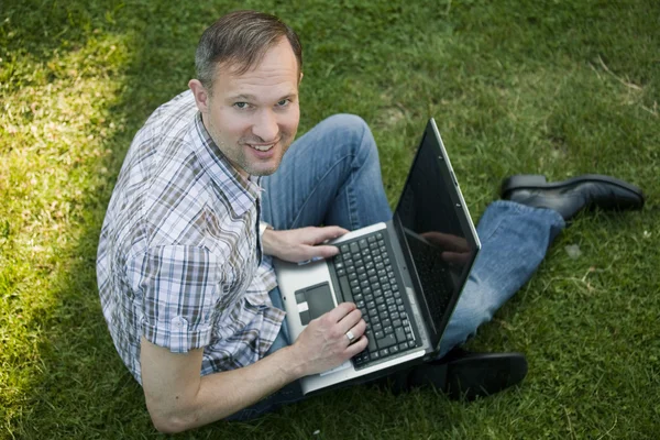 户外有手提电脑的男人 — 图库照片
