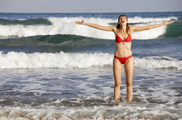 Donna ridente nell'oceano — Foto Stock