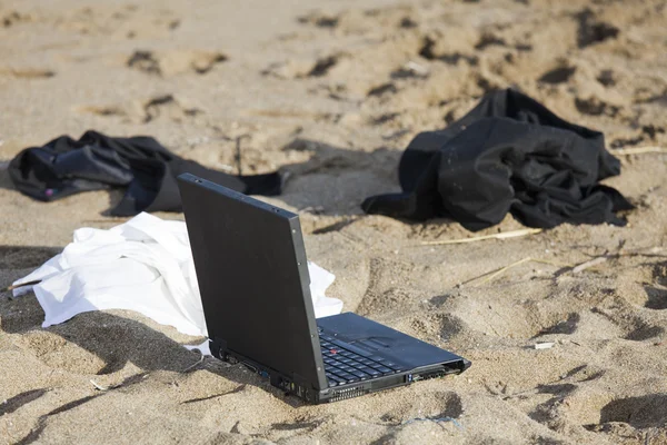 在海滩上穿衣服的笔记本电脑和商务 — 图库照片