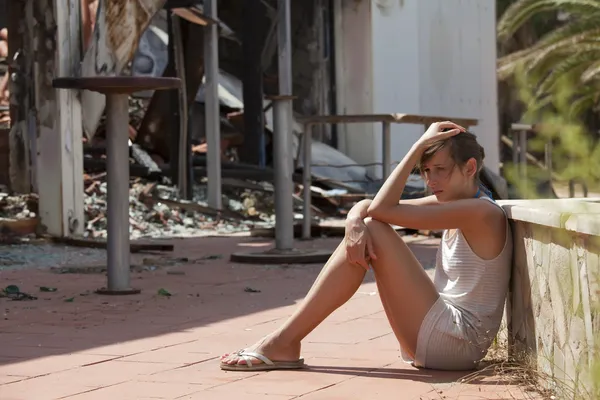 悲伤的女人和出被烧毁的房子 — 图库照片