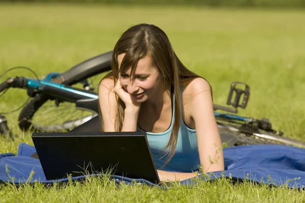 Mulher com laptop ao ar livre — Fotografia de Stock