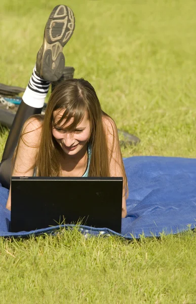 Student z zewnątrz laptopa — Zdjęcie stockowe