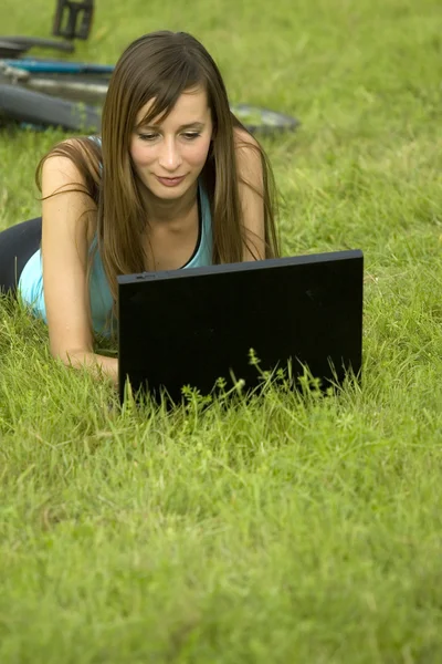 室外的笔记本电脑的女人 — 图库照片