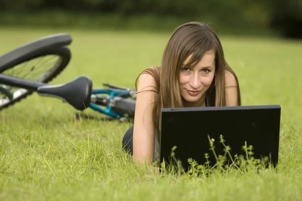 Kobieta z zewnątrz laptopa — Zdjęcie stockowe