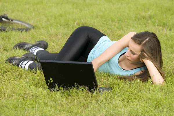 Mulher com laptop ao ar livre — Fotografia de Stock