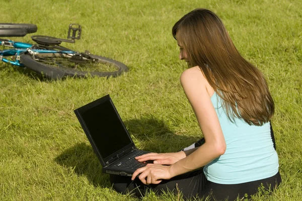 Student med laptop utomhus — Stockfoto