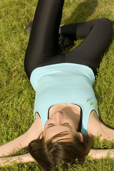 Mulher relaxante na grama — Fotografia de Stock