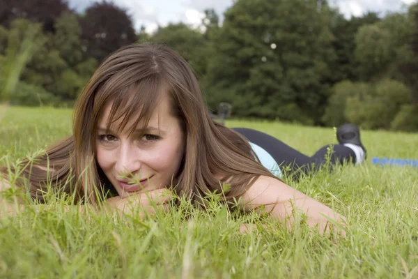 Mujer relajándose en la hierba — Foto de Stock
