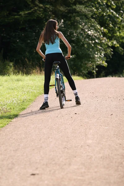 自転車上の女性 — ストック写真