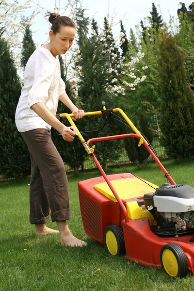 잔디를 깎고 하는 여자 — 스톡 사진