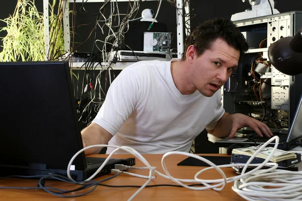 Hacker trabalhando no computador — Fotografia de Stock