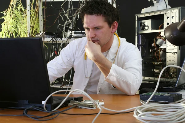 Médecin travaillant sur ordinateur — Photo