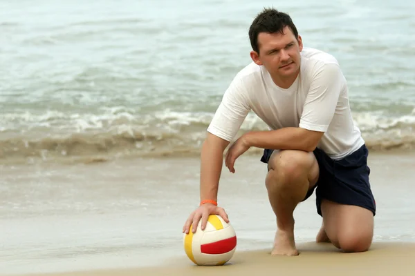 해변에는 배구와 남자 — 스톡 사진
