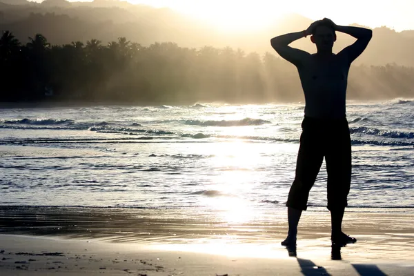 Силуэт человека на пляже — стоковое фото
