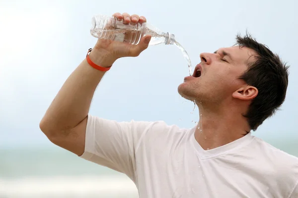 Der Mensch trinkt Wasser — Stockfoto