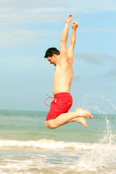 Springen op het strand — Stockfoto