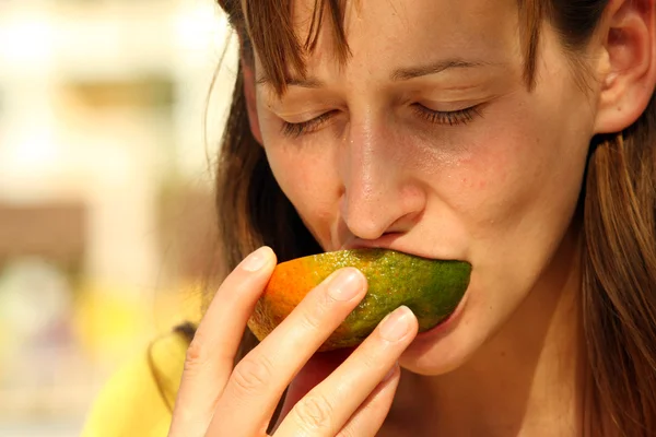 Meisje eten van fruit — Stockfoto