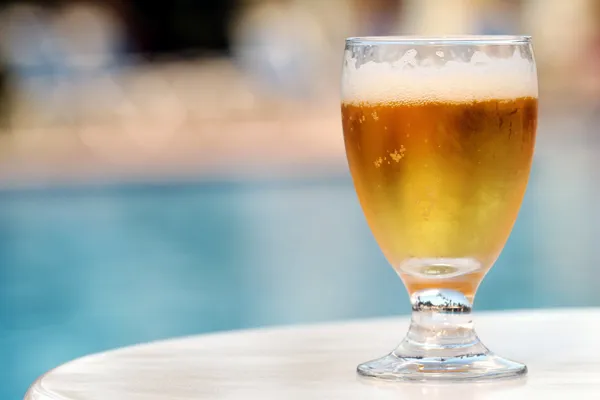 Cerveza junto a la piscina — Foto de Stock