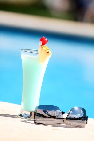 Cocktail auf dem Pool — Stockfoto