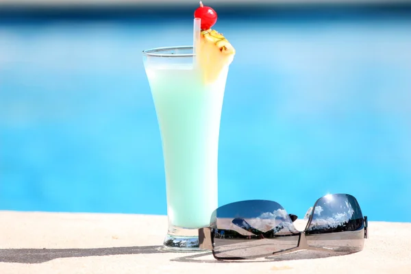 Cocktail in the sun — Stock Photo, Image