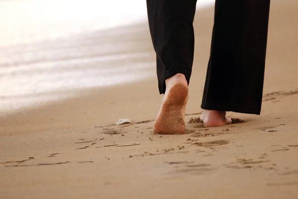 Mujer caminando en la playa de arena — Foto de Stock