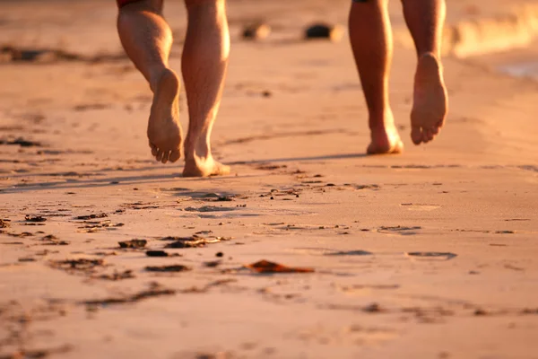 Mannen lopen op het strand — Stockfoto