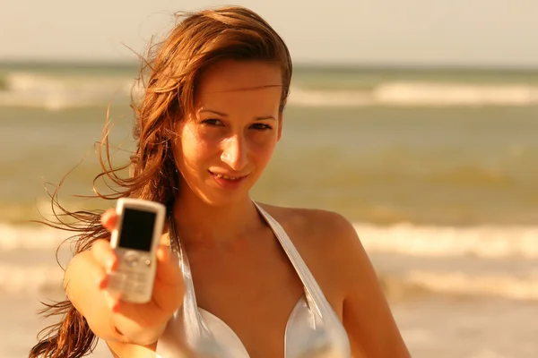 Kvinna visar sin mobiltelefon — Stockfoto