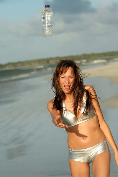 해변에서 뛰어다니는 여자 — 스톡 사진