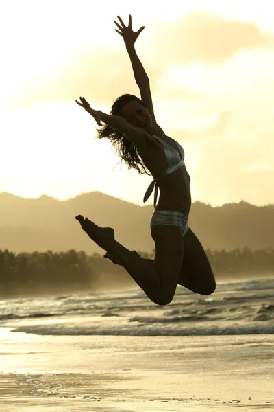 Kobieta wskakuje na plaży — Zdjęcie stockowe