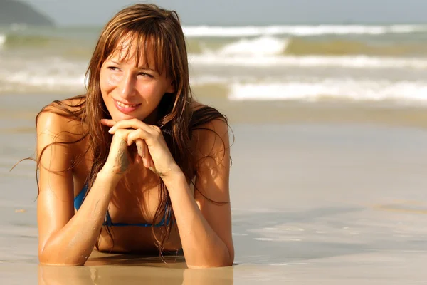 Szczęśliwa kobieta na plaży — Zdjęcie stockowe