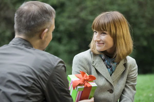 Man with gift for woman — Stock Photo, Image