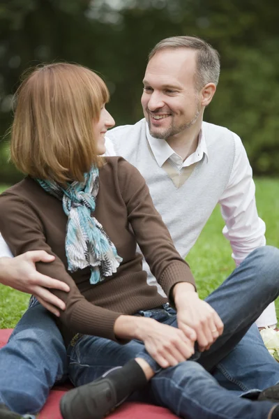 Happy couple relaxing in park — Stock Photo, Image