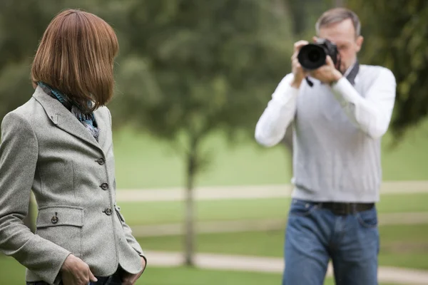 Fotograaf neemt een foto van vrouw — Stockfoto