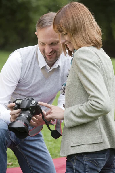 Photographer and model outdoor — Stock Photo, Image
