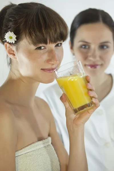 Kobieta pijąca sok pomarańczowy — Zdjęcie stockowe