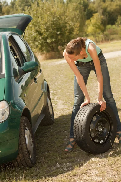 Troca de pneu no carro — Fotografia de Stock