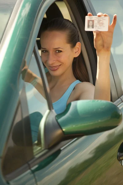 Женщина с водительским удостоверением — стоковое фото