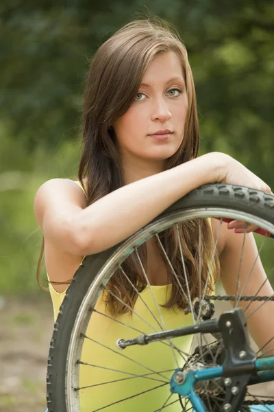 Woman and bike — Stock Photo, Image
