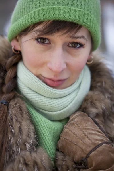 겨울 공원에 사는 여자 — 스톡 사진