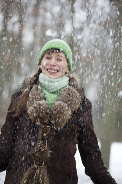 Snow falling on woman — Stock Photo, Image