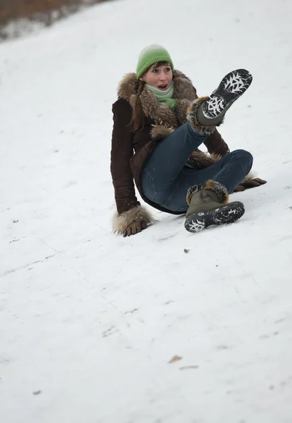 雪に覆われた道路上に落ちる女性 — ストック写真